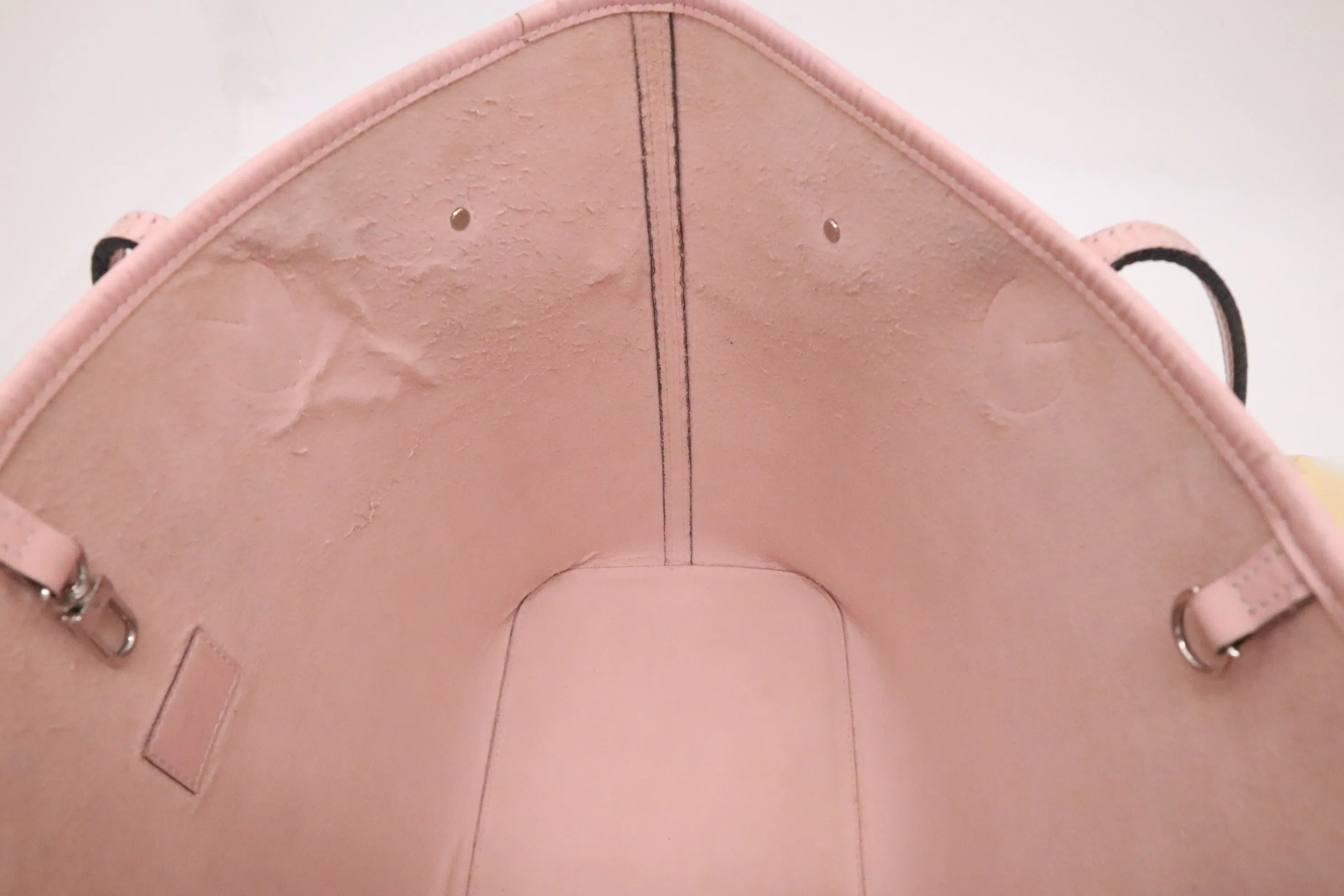 Louis Vuitton Neverfull MM in Pink Epi Leather