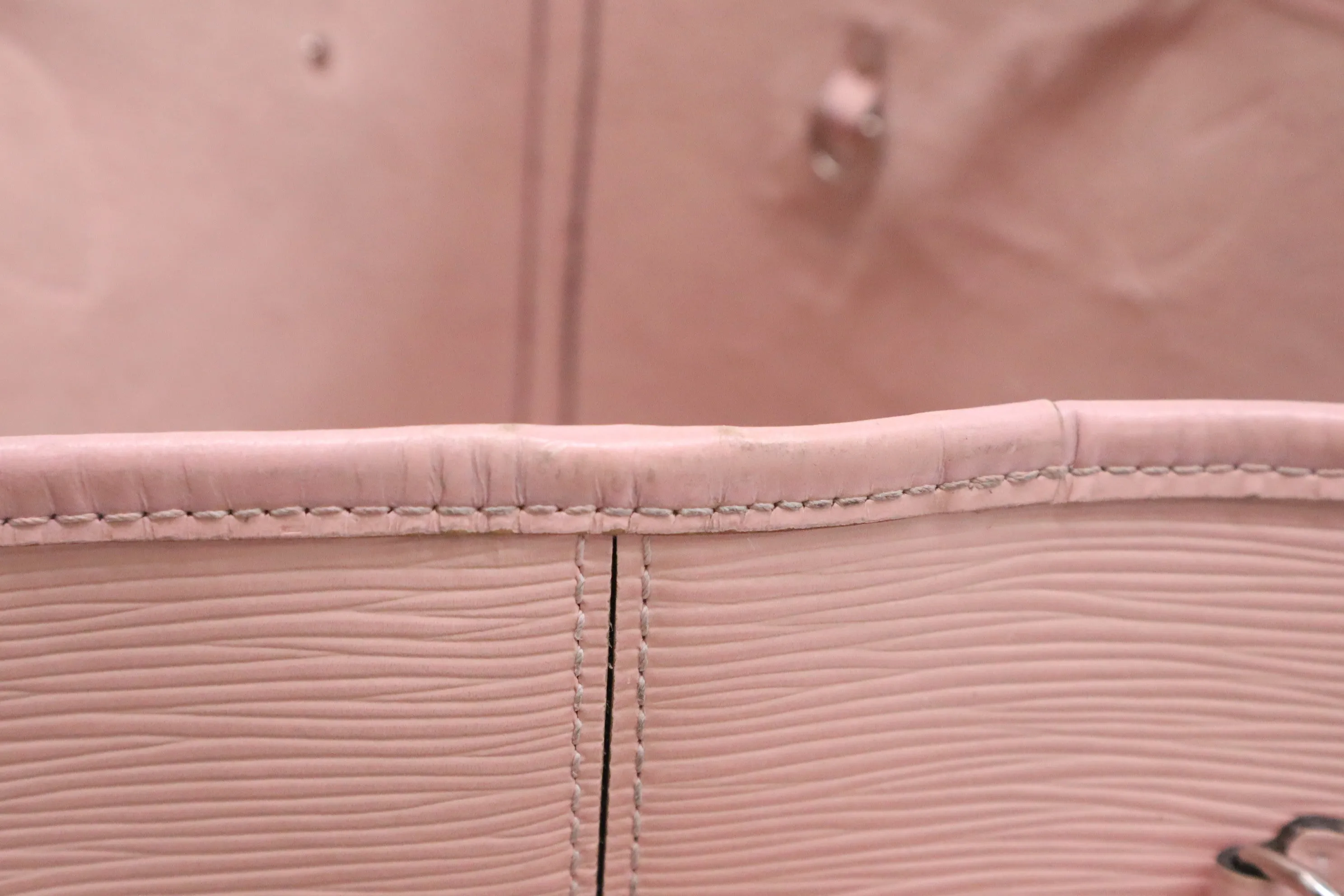 Louis Vuitton Neverfull MM in Pink Epi Leather