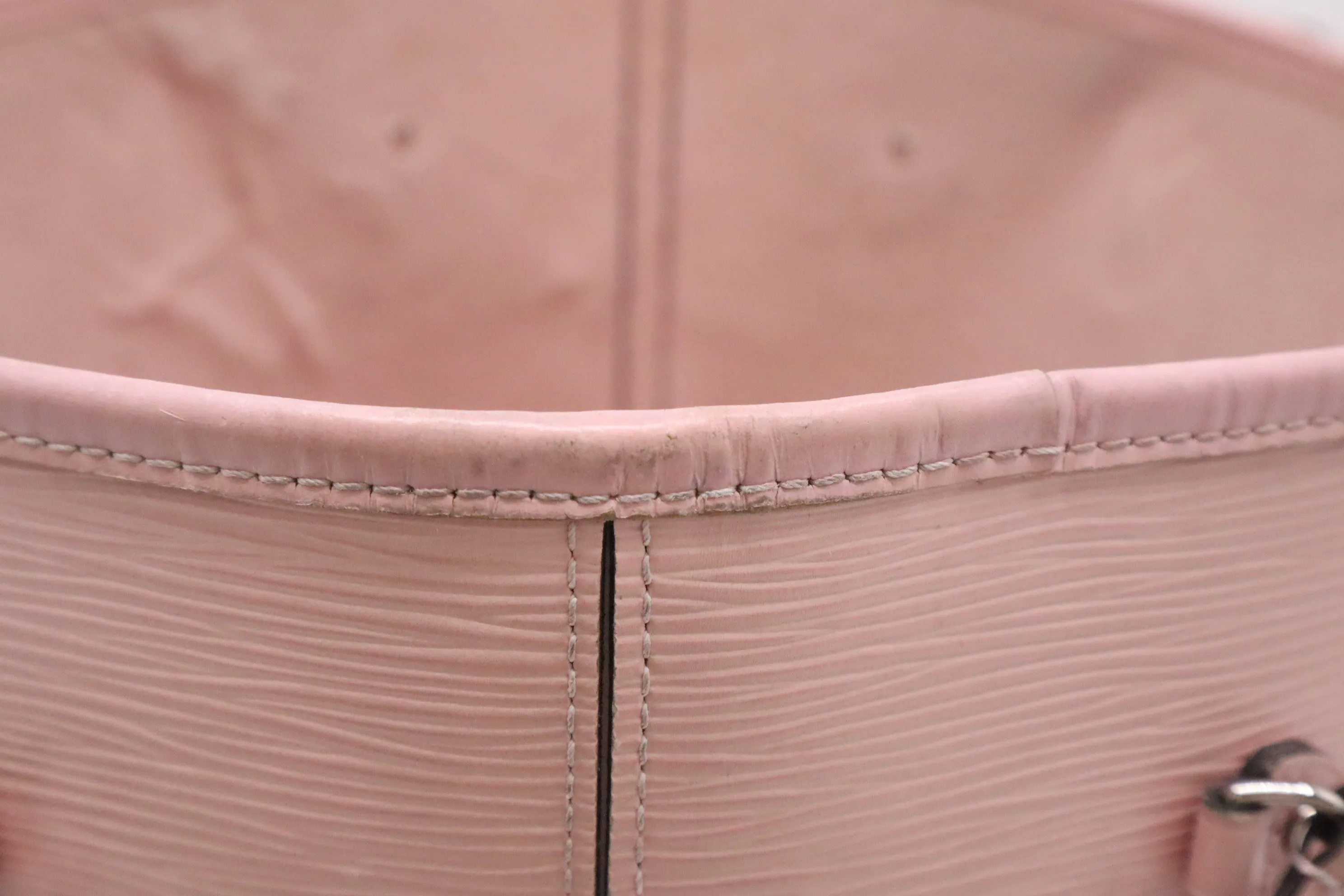 Louis Vuitton Neverfull MM in Pink Epi Leather